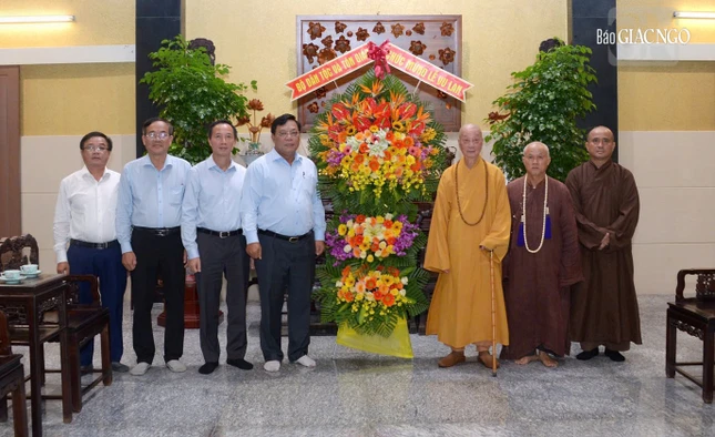 Lãnh đạo Bộ Dân tộc và Tôn giáo, Ban Tôn giáo Chính phủ chúc mừng Đại lễ Vu lan đến Đức Pháp chủ GHPGVN - Ảnh: Bảo Toàn