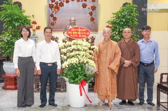 Phái đoàn Công an TP.HCM đến thăm, chúc mừng Đại lễ Vu lan đến Đức Pháp chủ GHPGVN - Ảnh: Nguyên Tài
