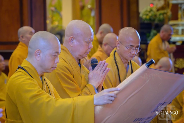 Hòa thượng Thích Lệ Trang cung tuyên văn cung thỉnh Chứng minh, Tuyên luật sư Đại giới đàn Thanh Kiểm - Ảnh: Tâm Quý