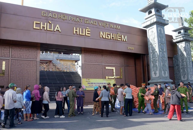 Quang cảnh trao quà Vu lan sáng rằm tháng Bảy tại chùa Huê Nghiêm (phường An Khánh, TP.HCM) Quang cảnh trao quà Vu lan sáng rằm tháng Bảy tại chùa Huê Nghiêm (phường An Khánh, TP.HCM)