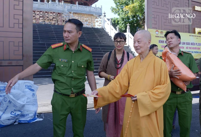 Công an địa phương đến hỗ trợ việc hướng dẫn trao quà Vu lan Công an địa phương đến hỗ trợ việc hướng dẫn trao quà Vu lan