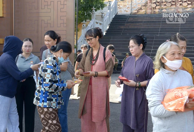 Phật tử Đạo tràng Pháp Hoa trao tịnh tài đến bà con Phật tử Đạo tràng Pháp Hoa trao tịnh tài đến bà con