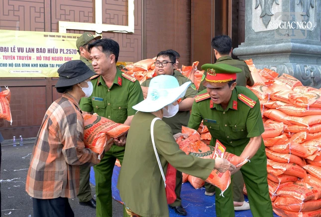Cán bộ công an, dân quân tự vệ địa phương đến hỗ trợ chùa trao quà Cán bộ công an, dân quân tự vệ địa phương đến hỗ trợ chùa trao quà