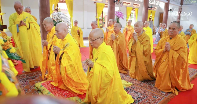 Chư vị giáo phẩm, chư Tăng Ni cử hành lễ tiên thường Chư vị giáo phẩm, chư Tăng Ni cử hành lễ tiên thường