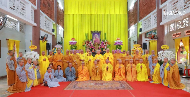 Chư vị giáo phẩm, chư Tăng Ni, Phật tử trong lễ tiên thường nhân tưởng niệm 14 năm ngày Trưởng lão Hòa thượng Thích Minh Châu viên tịch Chư vị giáo phẩm, chư Tăng Ni, Phật tử trong lễ tiên thường nhân tưởng niệm 14 năm ngày Trưởng lão Hòa thượng Thích Minh Châu viên tịch