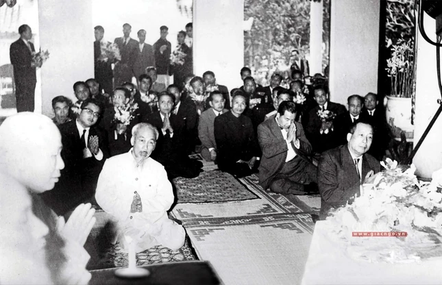 Bác Hồ với vua Lào lễ Phật tại chính điện chùa Quán Sứ, Hà Nội (1963) - Ảnh: Tư liệu GN