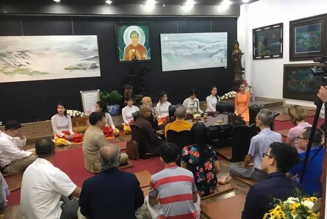 Không gian ấm cúng trong triển lãm của Phượng Hồng