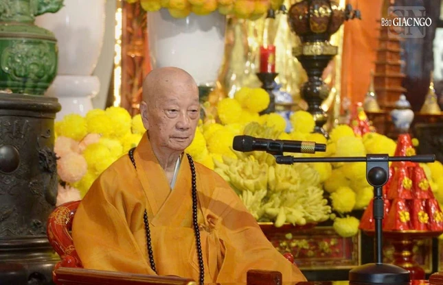 Đức Pháp chủ lắng nghe lời khải bạch và sau đó có lời đạo từ đến Ban Kiến đàn và giới tử Đức Pháp chủ lắng nghe lời khải bạch và sau đó có lời đạo từ đến Ban Kiến đàn và giới tử
