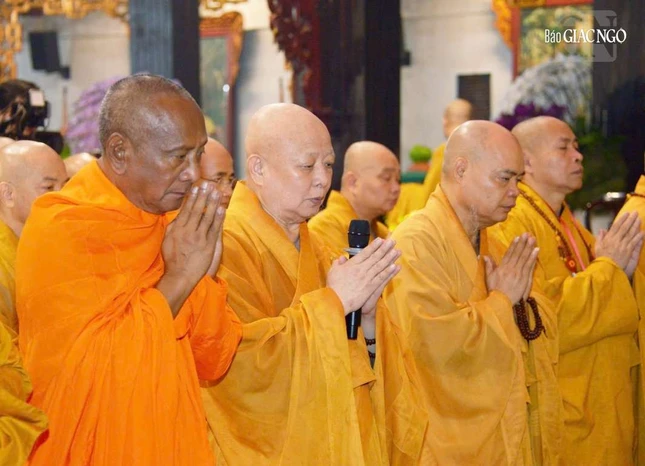 Hòa thượng Thích Lệ Trang thay mặt Ban Kiến đàn bạch trình công việc lên Đức Pháp chủ Hòa thượng Thích Lệ Trang thay mặt Ban Kiến đàn bạch trình công việc lên Đức Pháp chủ