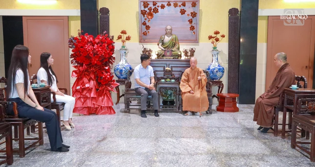Quang cảnh buổi thăm tại chùa Huê Nghiêm