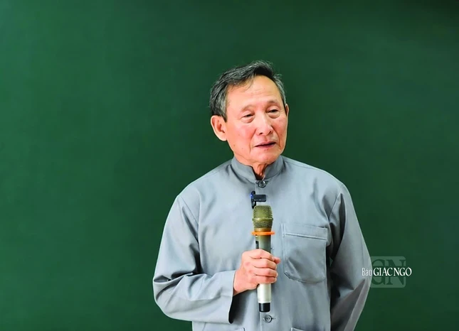 Thầy Lê Mạnh Thát trong một dịp chia sẻ về kết quả nghiên cứu Phật giáo VN với giảng viên Học viện Phật giáo VN tại TP.HCM