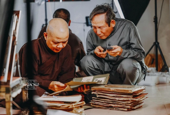 GS Lê Mạnh Thát, Thượng tọa Thích Không Nhiên bên những tài liệu xưa trong một dịp thống kê, sao lục di sản tại các chùa ở Huế - Ảnh: Phùng Anh Quốc
