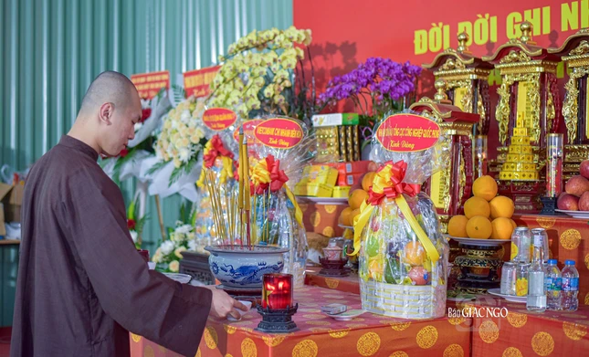 Chư Tăng đảm trách việc chăm sóc nơi thờ tự, cúng cơm hàng ngày tại nơi thờ tạm hài cốt các anh hùng liệt sĩ, đồng bào tìm thấy ở Công viên Lê Thị Riêng - Ảnh: Quảng Đạo Chư Tăng đảm trách việc chăm sóc nơi thờ tự, cúng cơm hàng ngày tại nơi thờ tạm hài cốt các anh hùng liệt sĩ, đồng bào tìm thấy ở Công viên Lê Thị Riêng - Ảnh: Quảng Đạo