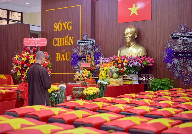 Việc làm thầm lặng hàng ngày của chư Tăng tại nơi an trí tạm thời hài cốt các anh hùng liệt sĩ tìm thấy ở Công viên Lê Thị Riêng - Ảnh: Quảng Đạo Việc làm thầm lặng hàng ngày của chư Tăng tại nơi an trí tạm thời hài cốt các anh hùng liệt sĩ tìm thấy ở Công viên Lê Thị Riêng - Ảnh: Quảng Đạo