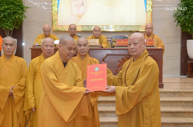 Hòa thượng Thích Lệ Trang trao quyết định Trưởng ban Văn hóa - Nghi lễ GHPGVN TP.HCM đến Thượng tọa Thích Trí Chơn