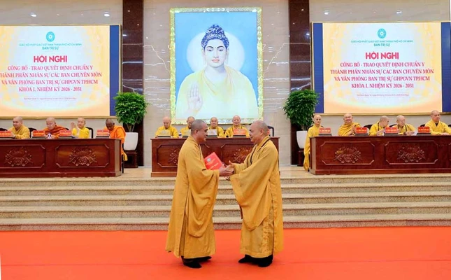 Thượng tọa Thích Thanh Phong, Phó Chủ tịch Hội đồng Trị sự, Phó Trưởng ban Thường trực Ban Trị sự GHPGVN TP.HCM chúc mừng Thượng tọa Thích Tâm Hải