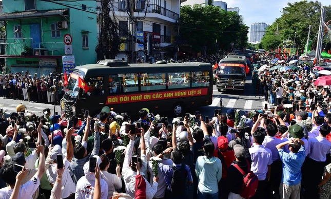 Người dân tập trung 2 bên đường tiễn đưa các anh hùng liệt sĩ về nơi an nghỉ cuối cùng tại Nghĩa trang Liệt sĩ TP.HCM