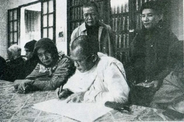 Một góc khác của diễn biến trên để thấy đủ hai vị giáo phẩm là Hòa thượng Thích Từ Hạnh, Hòa thượng Thích Thanh Tứ (lúc đó các ngài có giáo phẩm Thượng tọa)