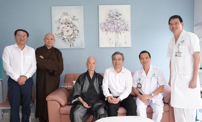 Đức Pháp chủ GHPGVN - Đại lão Hòa thượng Thích Trí Quảng thân mật tiếp đoàn lãnh đạo TP.HCM - Ảnh: Thế Lân