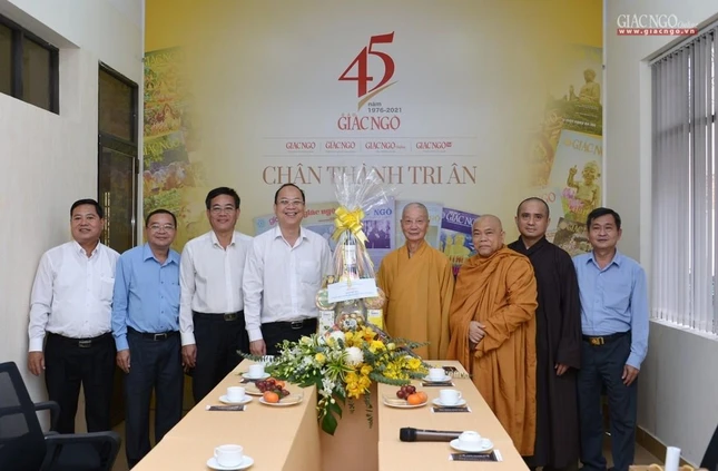 Phái đoàn lãnh đạo Thành ủy TP.HCM với Ban Biên tập báo Giác Ngộ