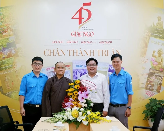 Hội Liên hiệp Thanh niên TP.HCM trao hoa chúc mừng báo Giác Ngộ nhân kỷ niệm 45 năm ra số đầu tiên Hội Liên hiệp Thanh niên TP.HCM trao hoa chúc mừng báo Giác Ngộ nhân kỷ niệm 45 năm ra số đầu tiên