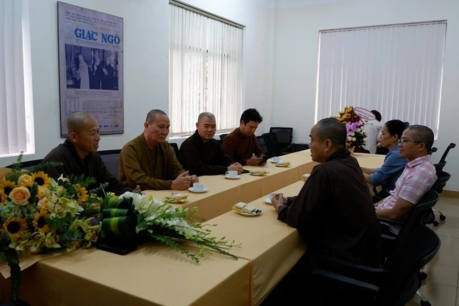 Quý Thượng tọa trò chuyện thân mật tại tòa soạn Báo Giác Ngộ Quý Thượng tọa trò chuyện thân mật tại tòa soạn Báo Giác Ngộ