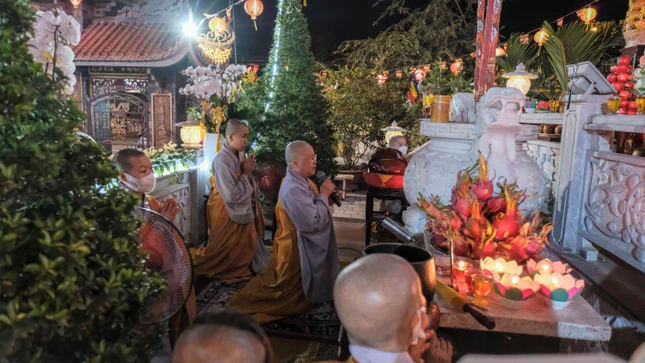 NT.Thích nữ Như Thảo hướng dẫn đại chúng đọc kinh và cầu nguyện