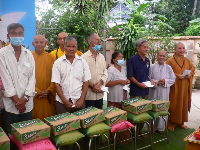 30 phần quà được trao đại diện tại Văn phòng BTS Phật giáo huyện