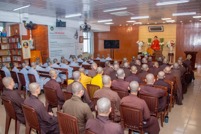 Các hành giả lắng nghe buổi thuyết giảng, chia sẻ của Hòa thượng Thích Minh Thông Các hành giả lắng nghe buổi thuyết giảng, chia sẻ của Hòa thượng Thích Minh Thông