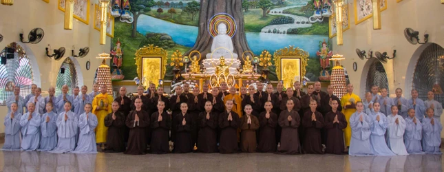 Hòa thượng Thích Minh Thông chụp ảnh lưu niệm cùng chư hành giả an cư tại chùa Vạn Đức Hòa thượng Thích Minh Thông chụp ảnh lưu niệm cùng chư hành giả an cư tại chùa Vạn Đức