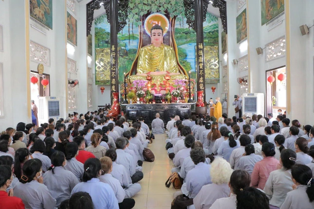 Đông đảo Phật tử tham dự lễ sớt bát