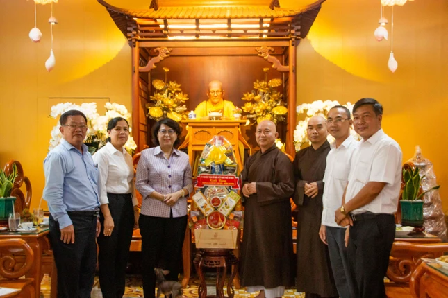 Bà Tô Thị Bích Châu tặng quà đến Hòa thượng Thích Hoằng Tri, trụ trì chùa Vạn Đức Bà Tô Thị Bích Châu tặng quà đến Hòa thượng Thích Hoằng Tri, trụ trì chùa Vạn Đức