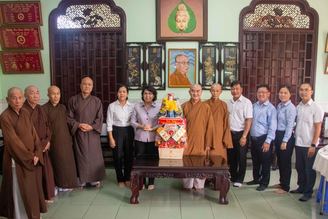 Bà Tô Thị Bích Châu chụp hình lưu niệm cùng chư Tăng chùa Từ Quang