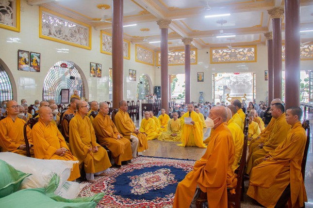 Đại diện Ban Thư ký trường hạ chùa Vạn Đức báo cáo tóm tắt sơ lược sinh hoạt của đại chúng - Ảnh: Nguyện Đô