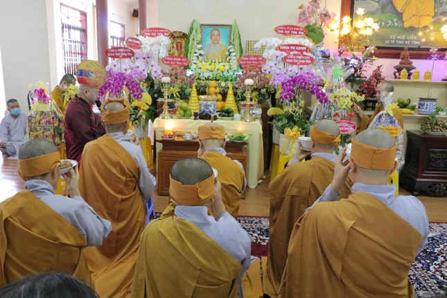 Môn đồ pháp quyến dâng phạn thực cúng dường