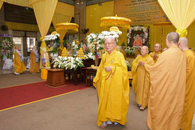 Hữu nhiễu kim quan tiễn biệt cố Trưởng lão Hòa thượng