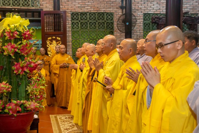 Chư tôn đức hướng dẫn Phật tử đảnh lễ Tam bảo tại các hạ trường