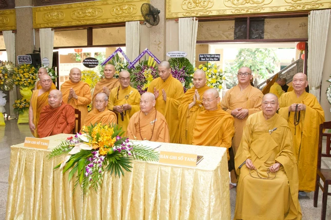 Chư tôn giáo phẩm ghi sổ tang chia buồn cùng Ban Tổ chức Lễ tang và môn đồ pháp quyến