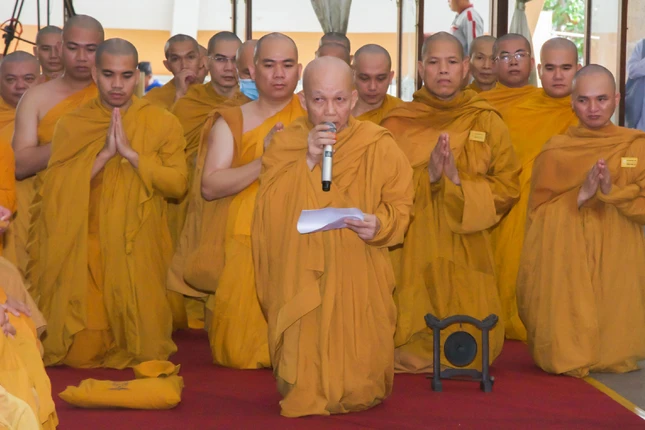 Hòa thượng Thích Minh Thành đọc thơ của Hòa thượng Thích Giác Toàn tiễn biệt Trưởng lão Hòa thượng trước lúc di quan