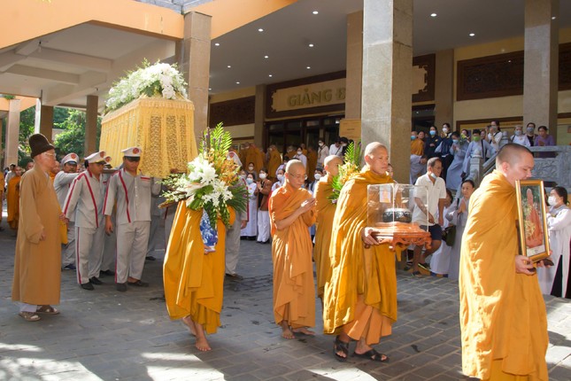 Môn đồ pháp quyến cung thỉnh lư hương, di ảnh và y bát trong lễ di quan Môn đồ pháp quyến cung thỉnh lư hương, di ảnh và y bát trong lễ di quan