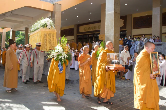Môn đồ pháp quyến cung thỉnh lư hương, di ảnh và y bát trong lễ di quan