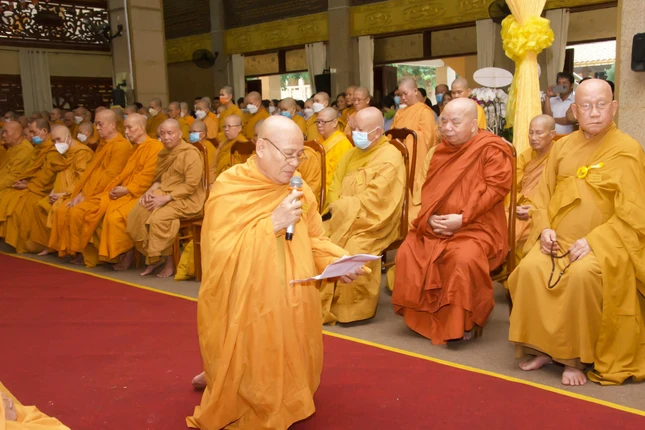 Hòa thượng Thích Minh Bửu cung tuyên tiểu sử Trưởng lão Hòa thượng Thích Giác Lai