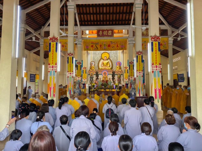 Đoàn Phật giáo tỉnh Đồng Tháp tác pháp cúng dường tại các trường hạ