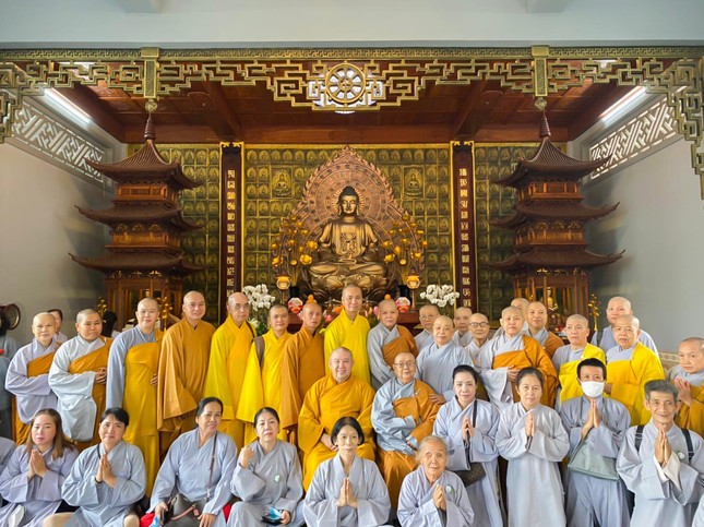 Đoàn chụp ảnh lưu niệm tại chùa Vạn Hạnh (Bà Rịa - Vũng Tàu)
