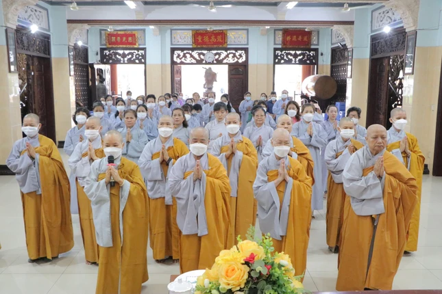 Chư Ni và Phật tử đảnh lễ Tam bảo tại chùa Từ Quang