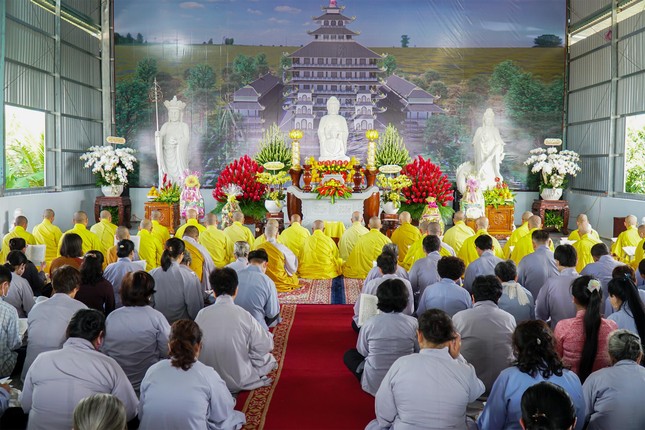 Tông môn Vạn Đức phúng tụng thời kinh Phổ Hiền cầu nguyện