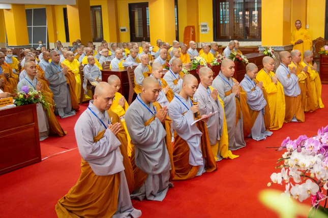 Đại diện giới tử phát nguyện thọ giới