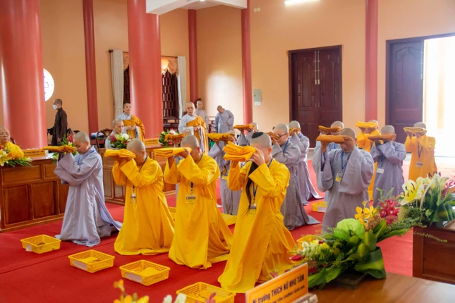 Giới tử Sa-di-ni thọ nhận mạn y