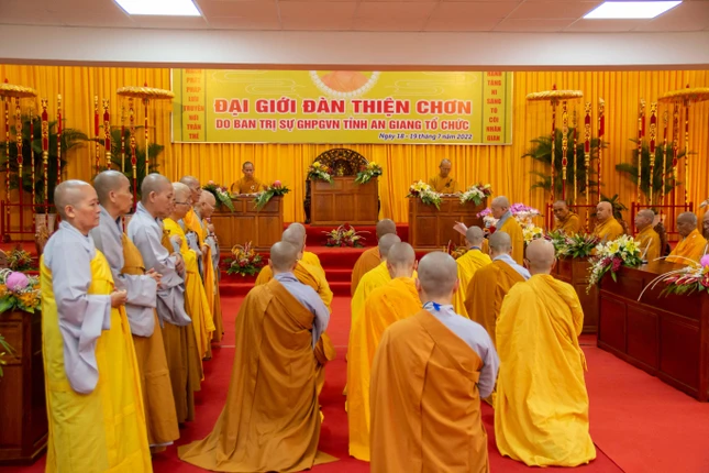 Giới tử Tỳ-kheo-ni đến thỉnh cầu Chánh pháp yết-ma trước Đại Tăng