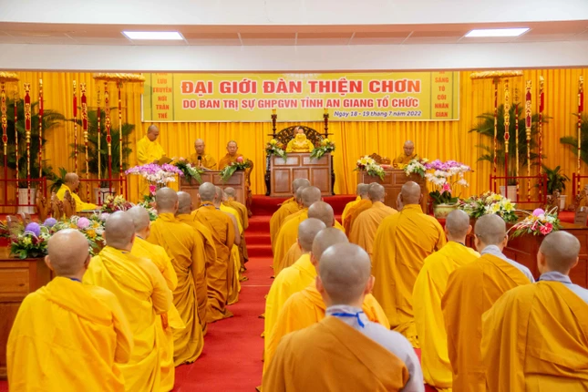 Đàn giới trang nghiêm, giới thể châu viên, thành tựu như pháp